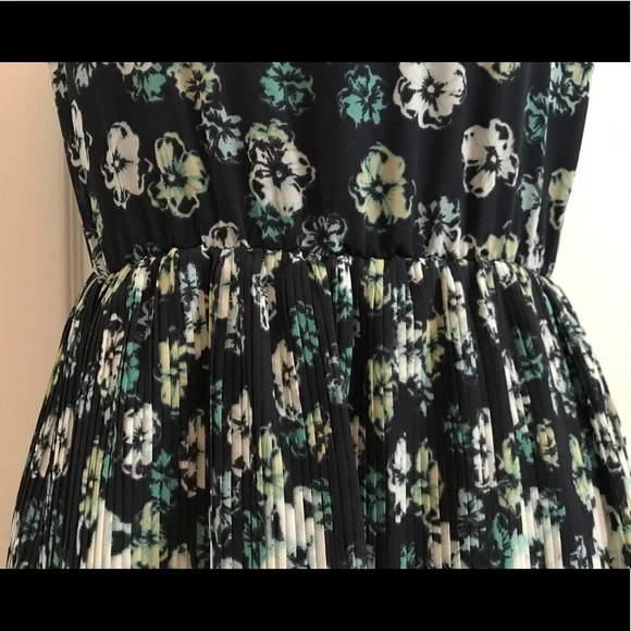 💙Cute Navy Blue w/ Flower Print Dress - Picture 3 of 8